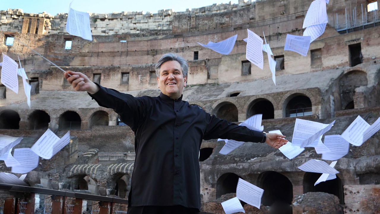 皇家歌劇院管絃樂團音樂總監安東尼奧．帕帕諾爵士擔任指揮。（圖／翻攝自FB@Antonio Pappano）